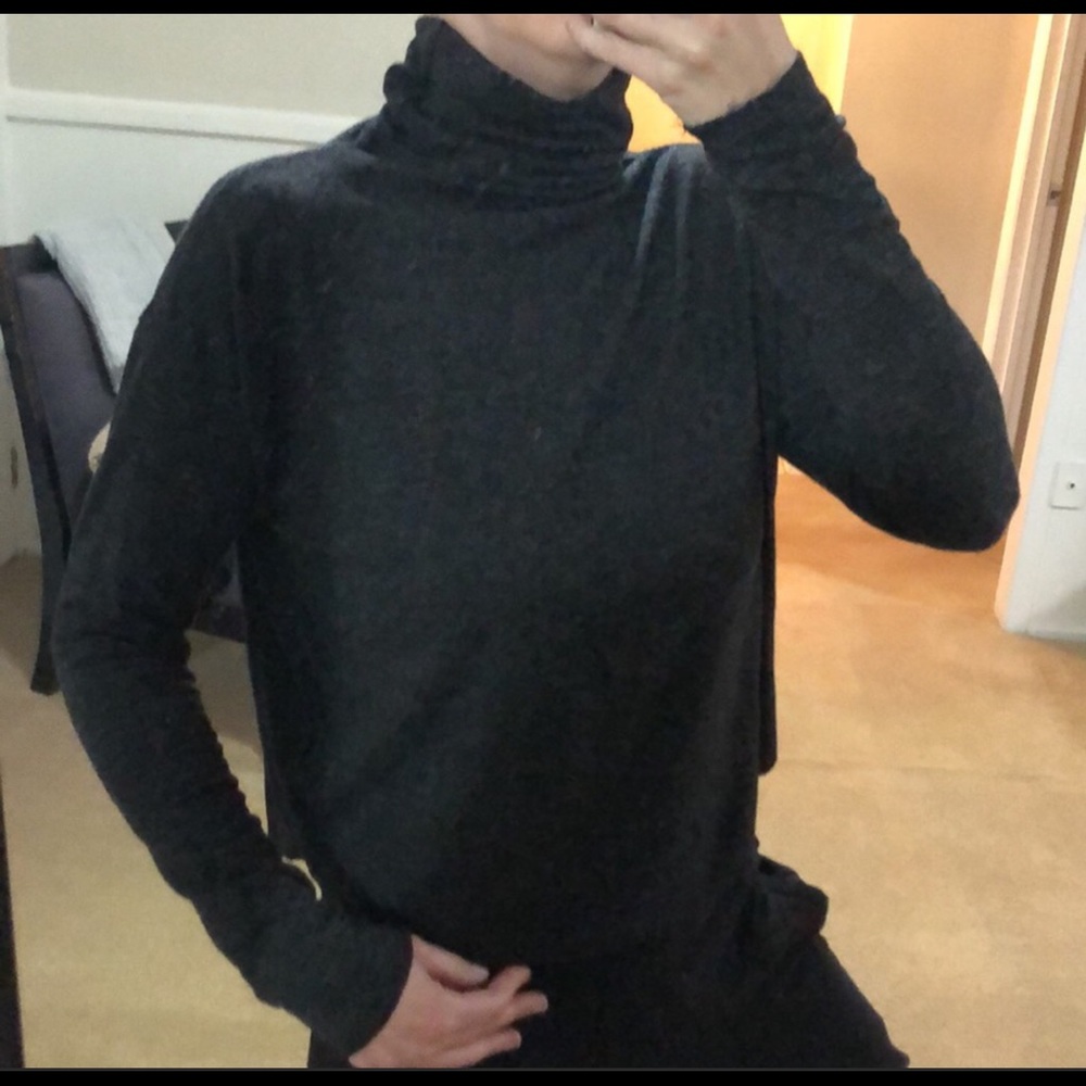 ⭐️Aritzia grey thin turtleneck♥️New listing